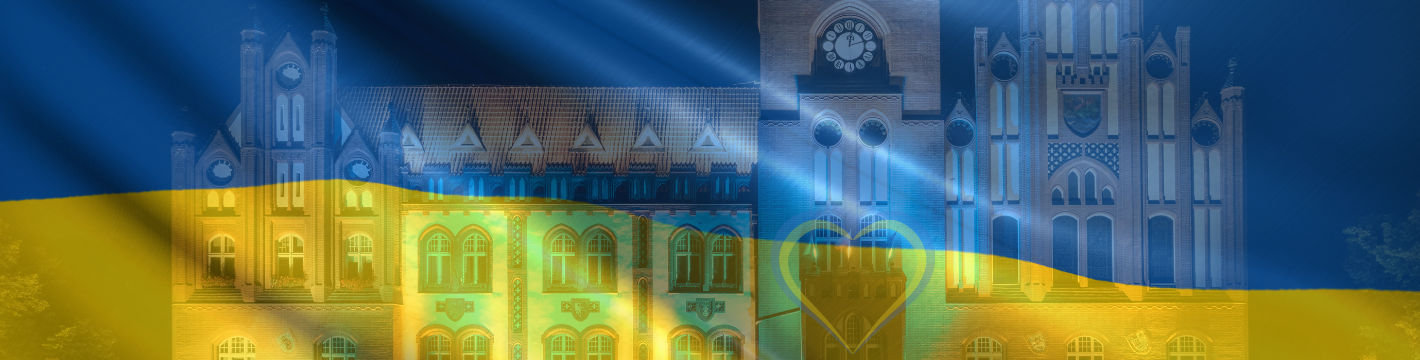 Remix: zdjęcie słupskiego ratusza nocą a na nim niebieskożółta flaga Ukrainy.
